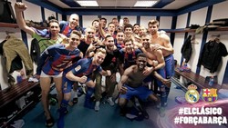 الصورة التي نشرها برشلونة عن احتفالية اللاعبين في غرف الملابس