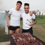 لاوتارو وايميليانو يعدان وجبة شواء لكامل بعثة المنتخب الارجنتيني