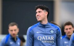 برشلونة يراقب باستوني وسط منافسة من ليفربول وتشيلسي