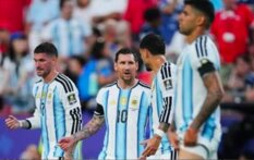 الأرجنتين تكرم راتين بالشارات السوداء أمام سويسرا