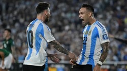 مارتينيز يمازح زملائه بمرشات المياه في تدريبات الأرجنتين