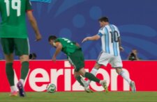 الجزائريون طالبوا ببطاقة حمراء لميسي