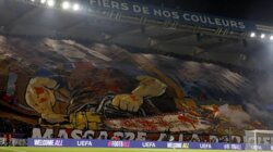 برشلونة يشتكي باريس إلى يويفا بسبب لافتة مثيرة للجدل