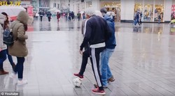 وينيالدوم يتنكر وينافس المارة
