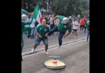 جنون كرة القدم في شوارع المكسيك