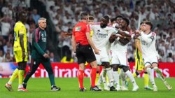 فينيسيوس مهدد بالغياب عن الكلاسيكو بعد الطرد أمام فياريال