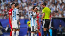 توتر بين ميسي والحكم خلال مباراة سويسرا