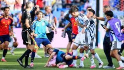 فيفا يفتح تحقيقًا تأديبيًا بحق الأرجنتين بسبب لافتة جزر فوكلاند