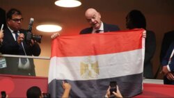 انفانتينو يرفع علم مصر في مباراة سويسرا وكولومبيا