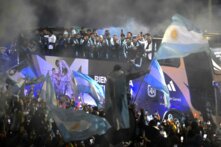الجماهير الارجنتينية تكرم منتخبها