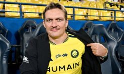 بطل الملاكمة اوسيك يخطف الأنظار في مدرجات النصر دعماً لرونالدو