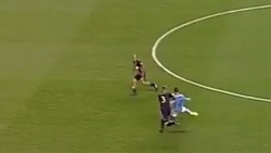 ديفيد فيا يسجل من منتصف الملعب في الدوري الاميركي