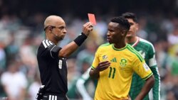 إشهار 3 بطاقات حمراء في افتتاح المونديال