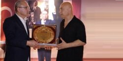 السفير التركي يكرّم حسام حسن تقديراً لموقفه في كأس العالم
