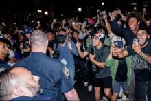 مشجع وحيد لسان انطونيو سبيرز يواجه جميع جماهير النيكس