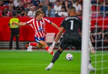 اتلتيكو مدريد يهزم إشبيلية ويتصدر الدوري الإسباني مؤقتاً
