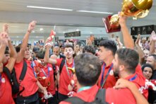 احتفال في المطار