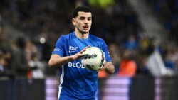 مدافع المغرب عالق بسبب التأشيرة قبل انطلاق كأس العالم