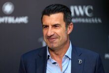 برشلونة يستبعد شركة بريطانية من رعايته بسبب لويس فيغو