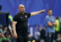فيفا يوقف حسام حسن وزيكو بعد أحداث مواجهة الأرجنتين