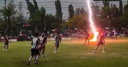 وفاة لاعب تايلاندي وإصابة 12 آخرين صعقاً بالبرق خلال مباراة كرة قدم
