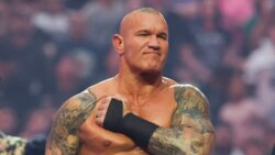 راندي اورتن يعلّق على شائعات إصابته وغيابه عن WWE
