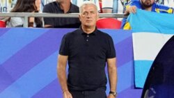 مدرب الجزائر: ميسي ليس لاعباً عادياً
