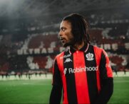 استقبال جماهير رائع لواحي بعد الوصول الى نيس