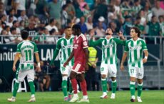 تقنية الكرة المستشعرة تلغي هدفًا رائعًا لريال مدريد أمام بيتيس