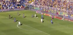 كلب يقتحم الملعب ويقطع هجمة في الدوري الأرجنتيني