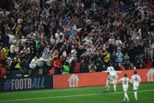 استون فيلا يتوّج بلقب الدوري الاوروبي بعد اكتساحه فرايبورغ بثلاثية واللقب الخامس لاوناي ايمري